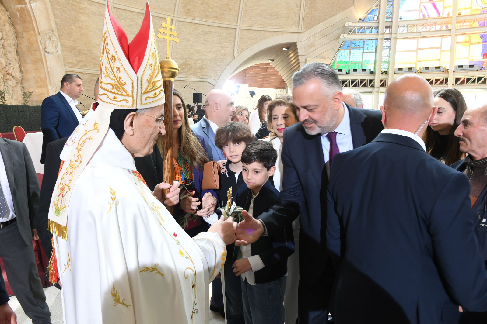 بالصور - زياحات الأطفال في الكنائس ورفع أغصان الزيتون بمناسبة الشعانين